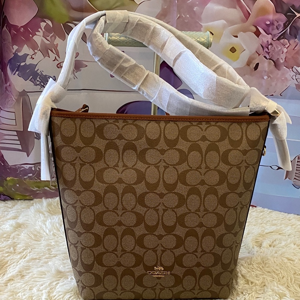 NWT Coach Val Duffle In Signature Canvas